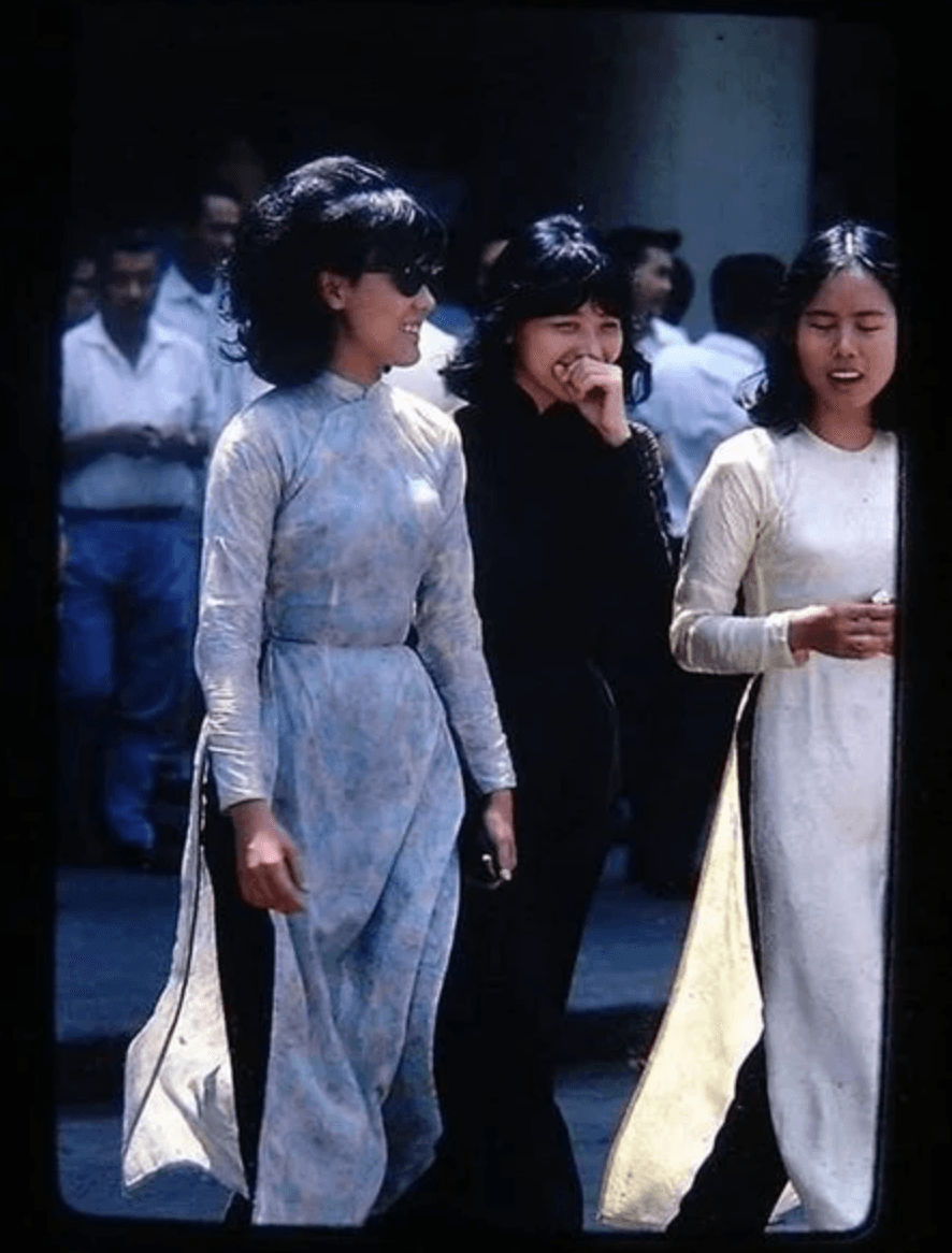 girls in Áo Dài